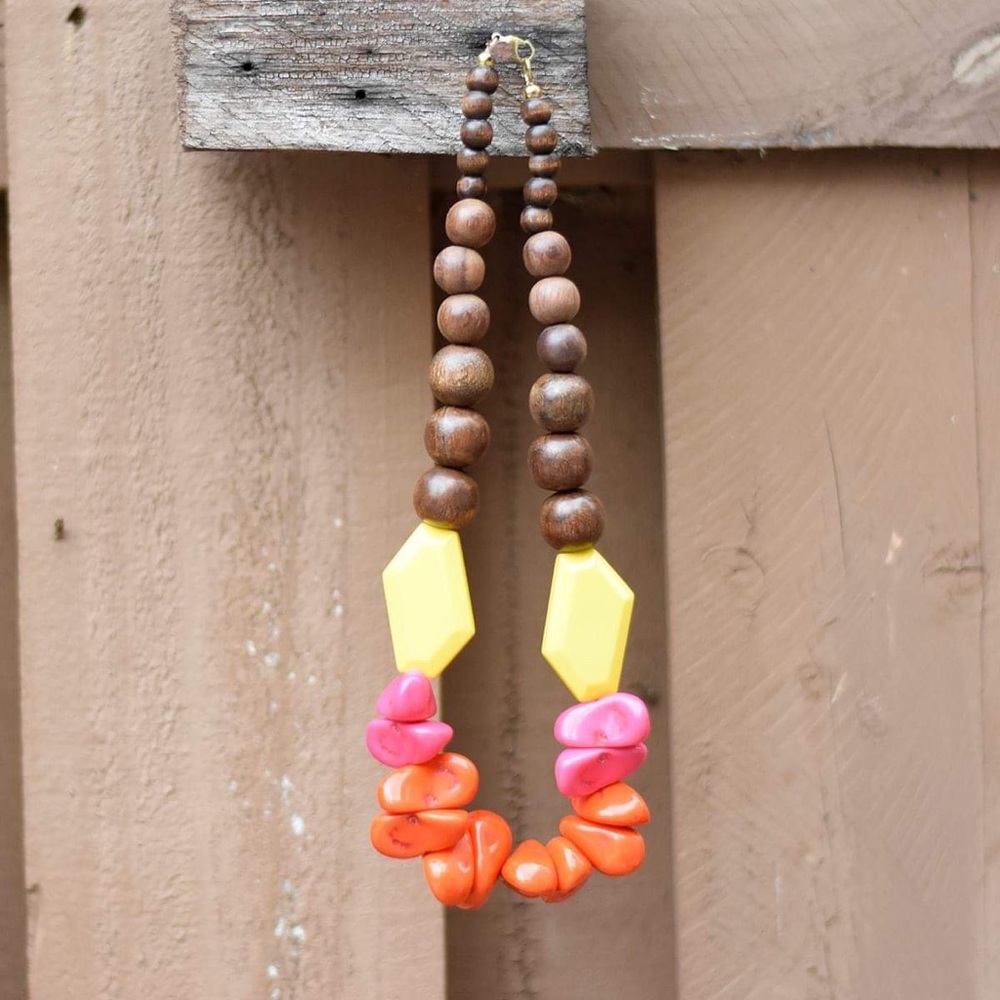 LAST ONE 🚨 Chunky neon bead and wood necklace - Picture 3 of 3